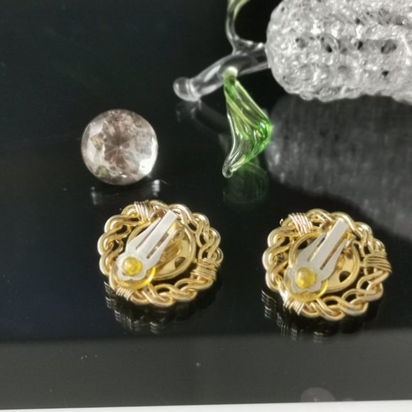 Vintage Curb Link Chain Domed Button Clip on Earring - Picture 4 of 6